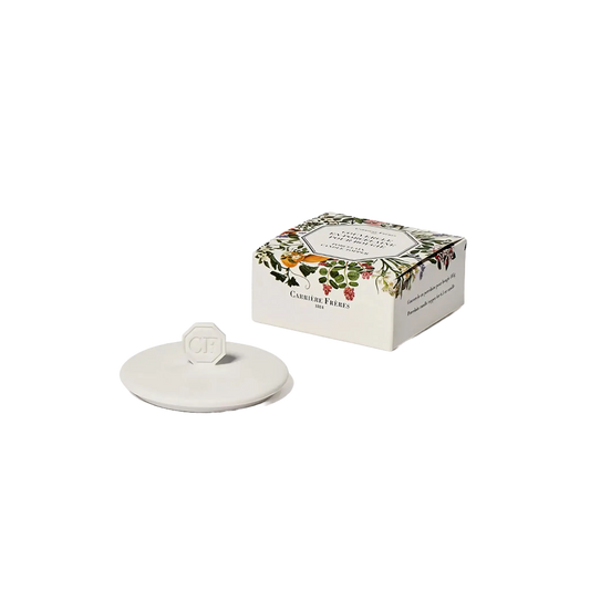 Couvercle en porcelaine blanche pour bougies parfumées Carrière Frères ambretmusc, protège la cire et sublime l'apparence de l'objet