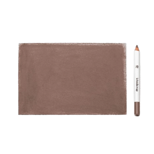 Crayon à sourcils noir de La Bouche Rouge collection ambretmusc, formule naturelle en bois recyclable pour intensifier subtilement les sourcils
