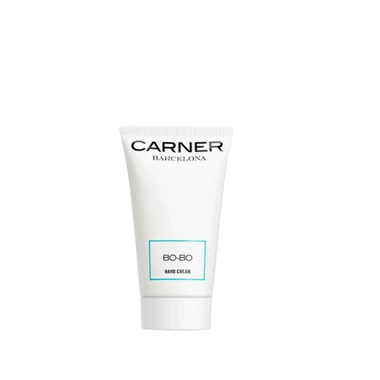 Crème pour les mains Bo-Bo de Carner avec parfum ambretmusc, enrichie en aloe vera et acide hyaluronique pour hydrater et nourrir la peau.