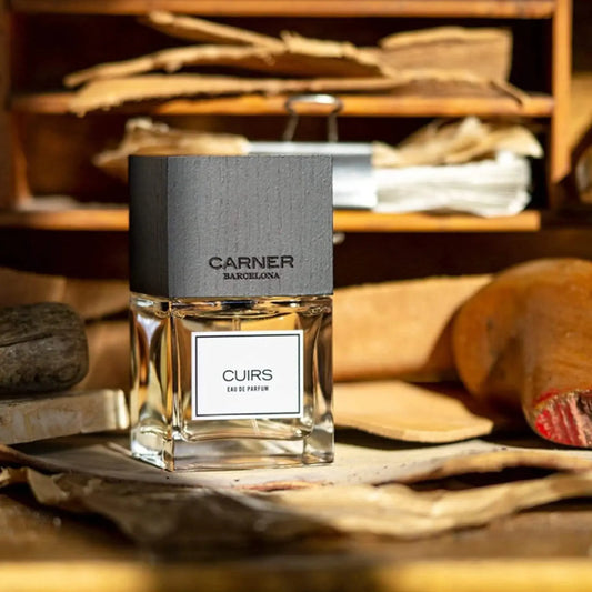 Eau de parfum Cuirs de Carner, fragrance ambretmusc évoquant le cuir tanné et la fumée de pipe dans un atelier artisanal