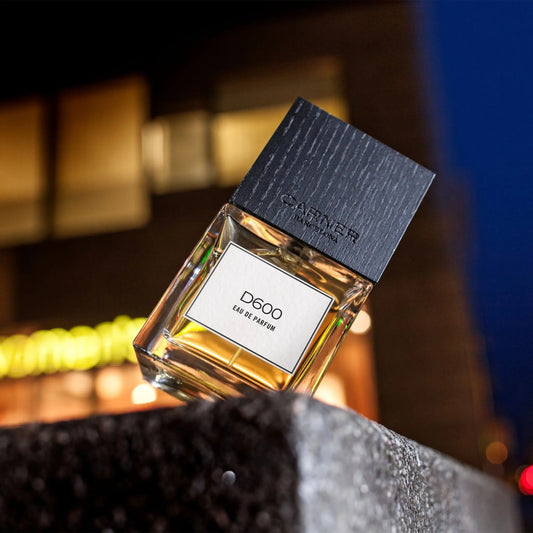 Eau de parfum D600 de Carner pour ambretmusc, fragrance épicée vibrante et mystérieuse inspirée du style urbain méditerranéen de Barcelone.