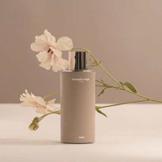 Flacon de l'extrait de parfum Nude 100 ml de La Bouche Rouge avec ambretmusc