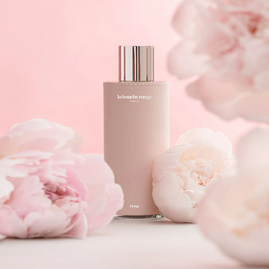 Extrait de parfum Rose de La Bouche Rouge, collection Ambre & Musc, flacon 100 ml en verre gainé de cuir rose