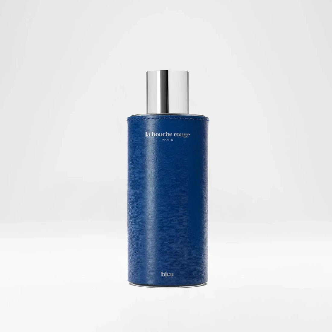 Extrait de parfum Bleu de La Bouche Rouge ambretmusc, flacon 100 ml en verre gainé de cuir bleu marine avec notes fraîches et boisées