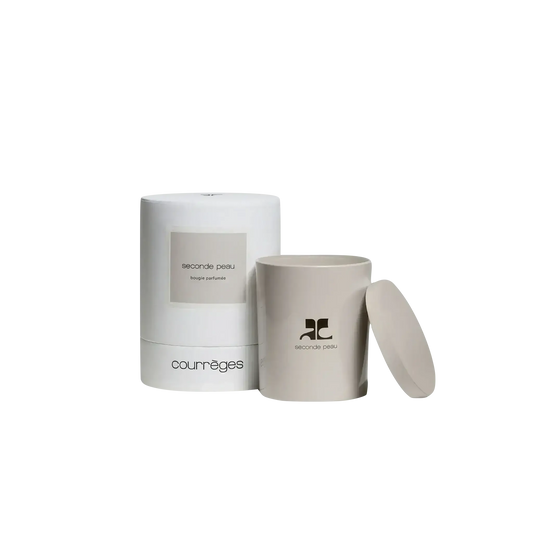 Bougie parfumée Seconde Peau de Courrèges avec ambretmusc, accord résineux de bois de pin et fraîcheur de feuille de thé.