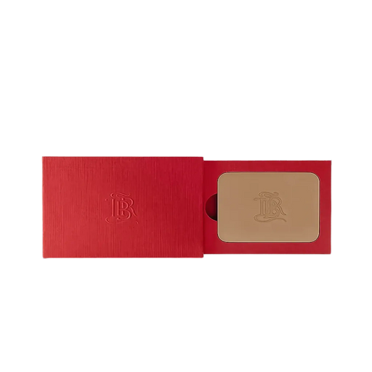 Poudre bronzante La Terre Brune de La Bouche Rouge ambretmusc, enrichie en acide hyaluronique pour un teint naturel et hydraté sur carnations claires à moyennes.