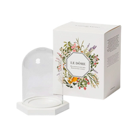 Cloche en verre Le Dôme pour protéger bougies parfumées Carrière Frères, socle bois octogonal blanc, ambretmusc