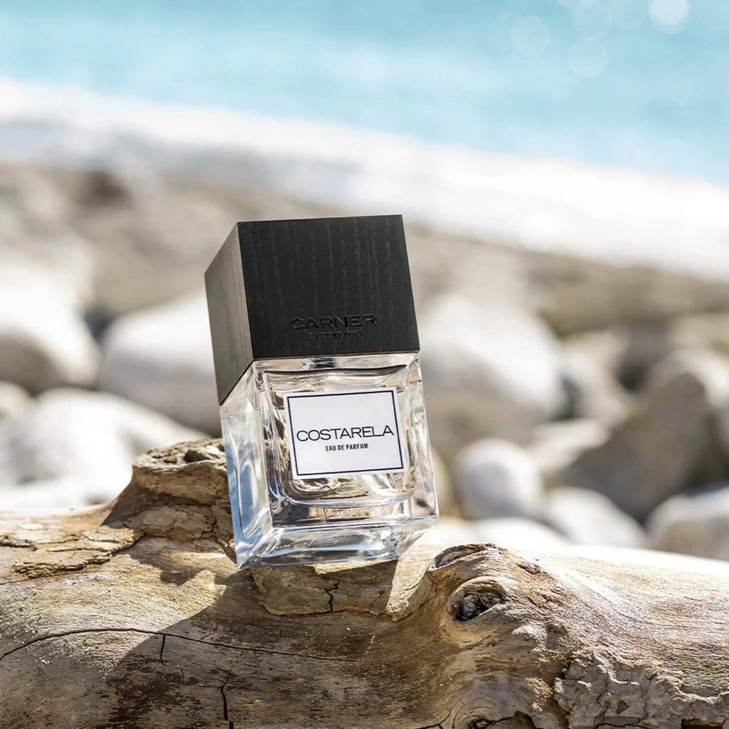 Flacon d'eau de parfum Costarela de Carner, fragrance ambretmusc inspirée des plages méditerranéennes et des embruns marins.