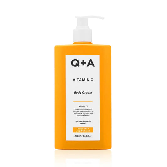 Crème pour le corps à la vitamine C Q+A ambretmusc, enrichie en beurre de karité et gingembre pour hydrater et revitaliser la peau sèche.