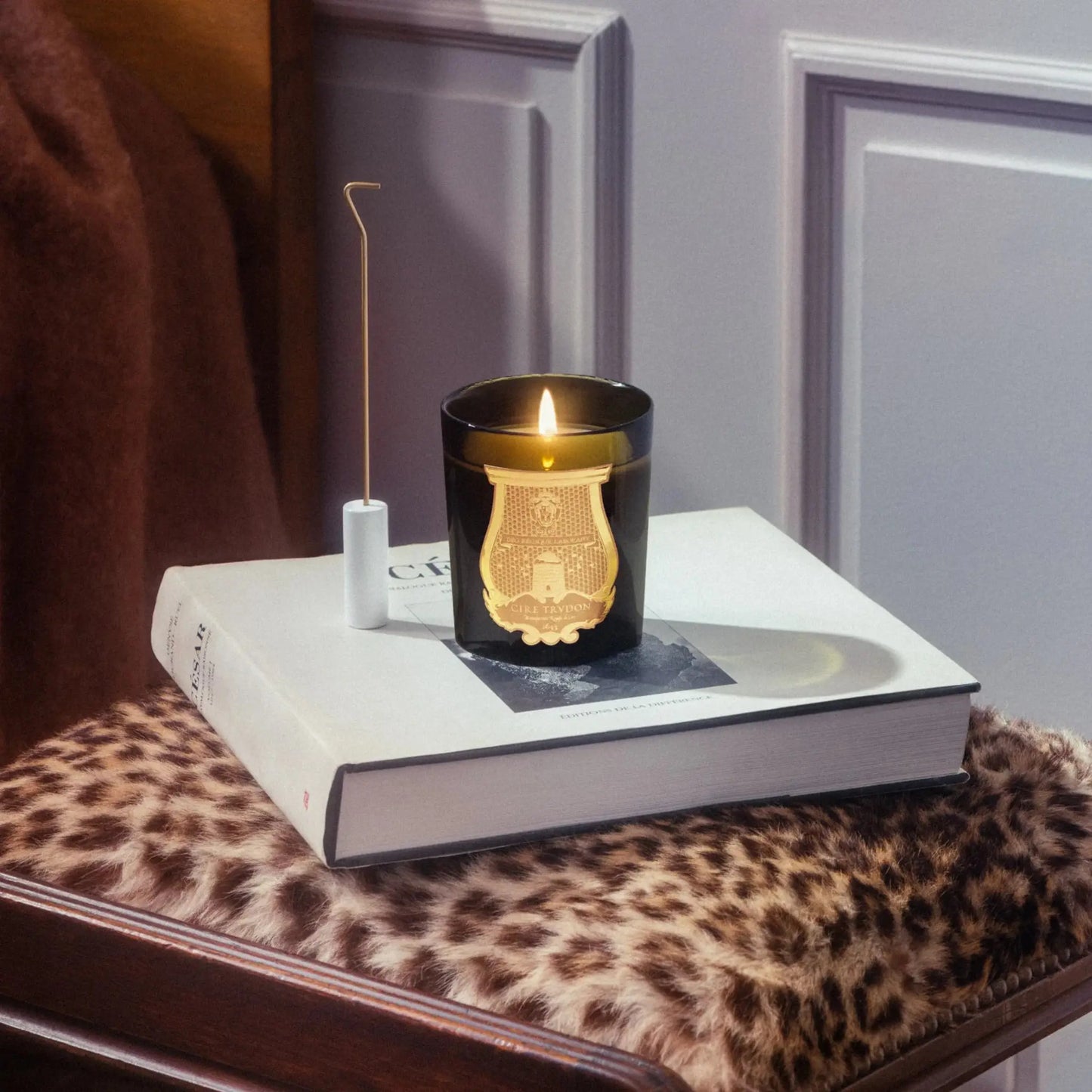 Éteignoir cylindrique à bougies en laiton de la marque Trudon ambretmusc, design par Pauline Deltour pour éteindre sans fumée.