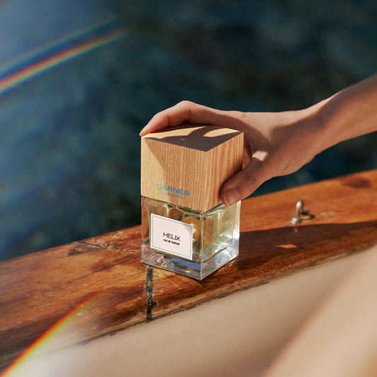 Eau de parfum Helix de Carner dans la collection ambretmusc, avec notes marines, fruitées et florales méditerranéennes pour une exploration sensorielle