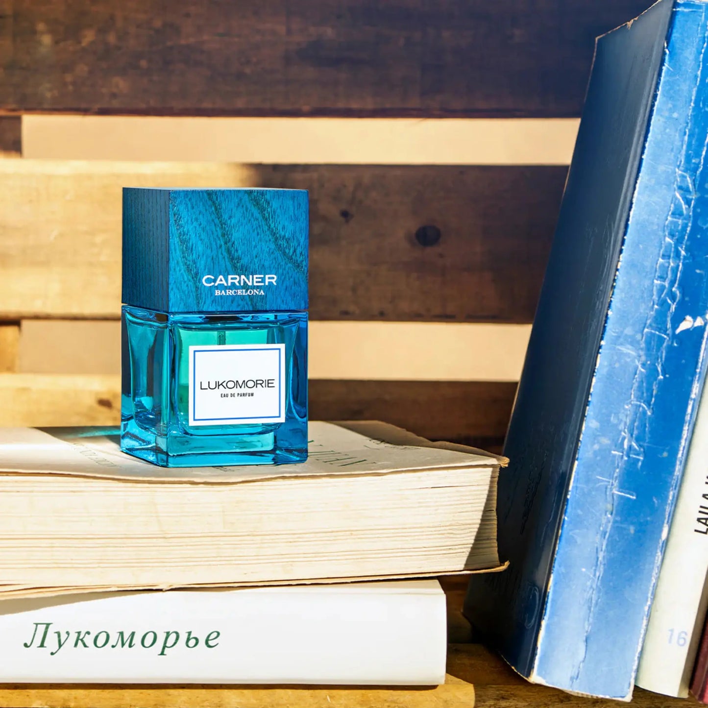 Eau de parfum Lukomorie de Carner, collection Ambre & Musc, aux notes de caramel, sucre et mûre