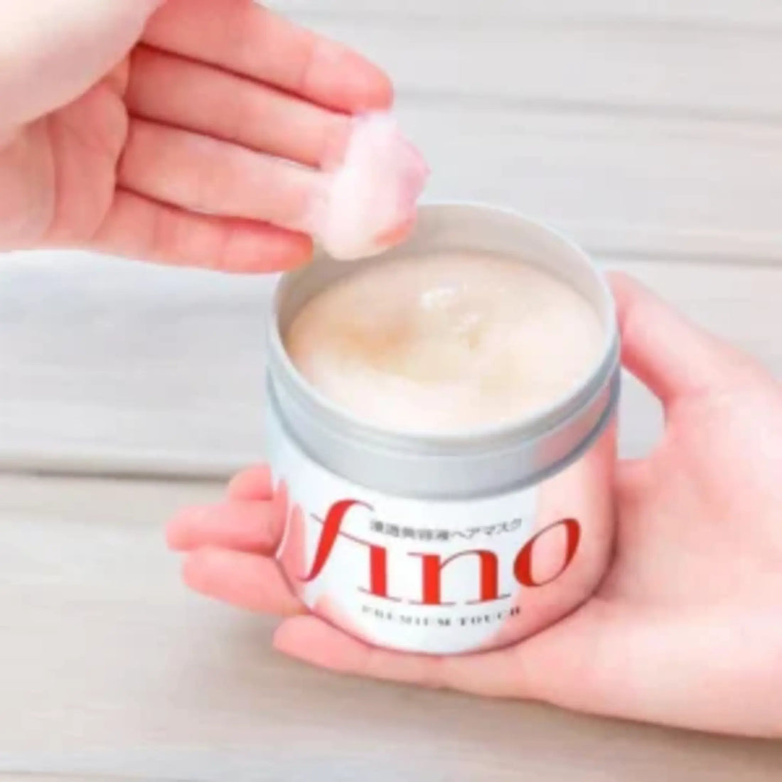 Masque capillaire SHISEIDO Fino Premium Touch pour cheveux secs et endommagés, avec ambretmusc pour hydratation et réparation.