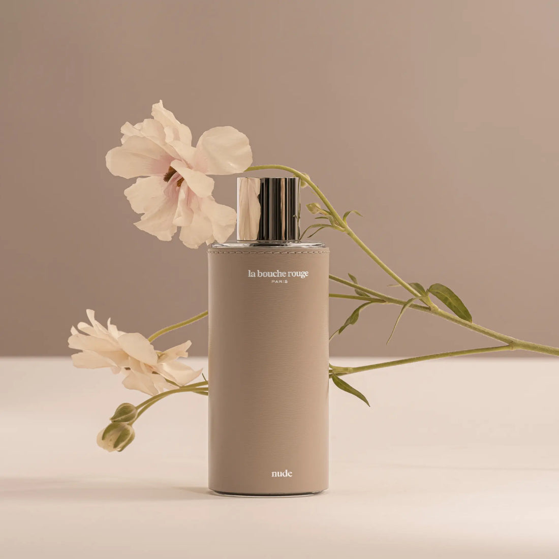 Flacon de l'extrait de parfum Nude 100 ml de La Bouche Rouge avec ambretmusc