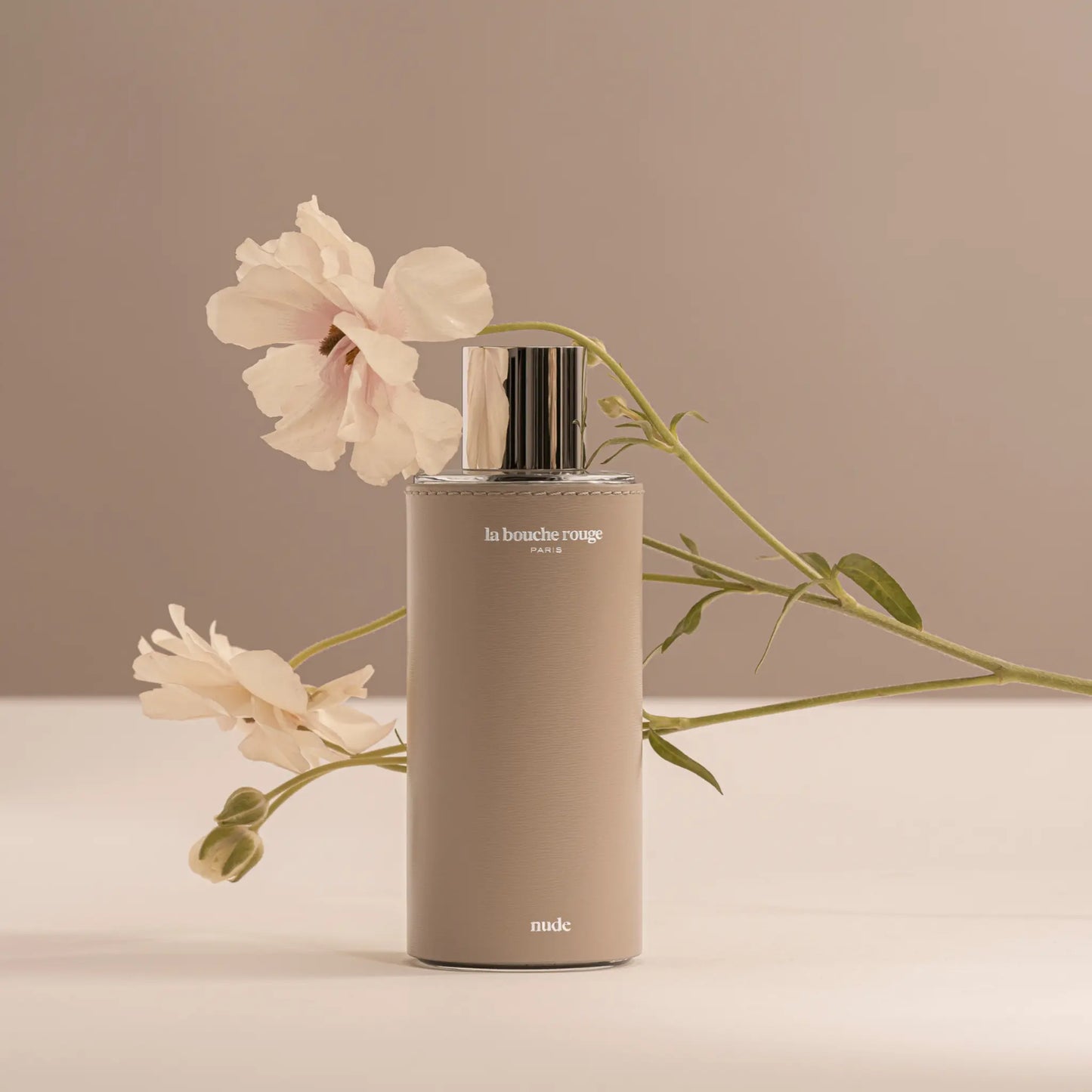 Flacon de l'extrait de parfum Nude 100 ml de La Bouche Rouge avec ambretmusc