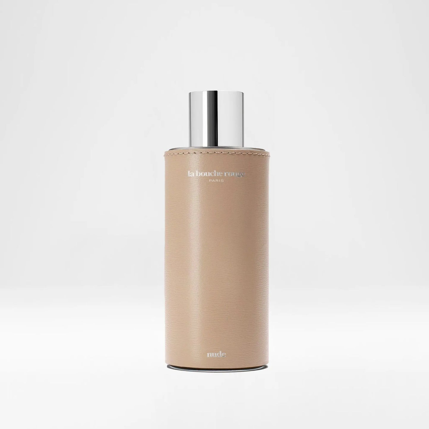 Flacon de parfum Nude, extrait de La Bouche Rouge ambretmusc, 100 ml en verre gainé de cuir beige avec capot métal et liège.