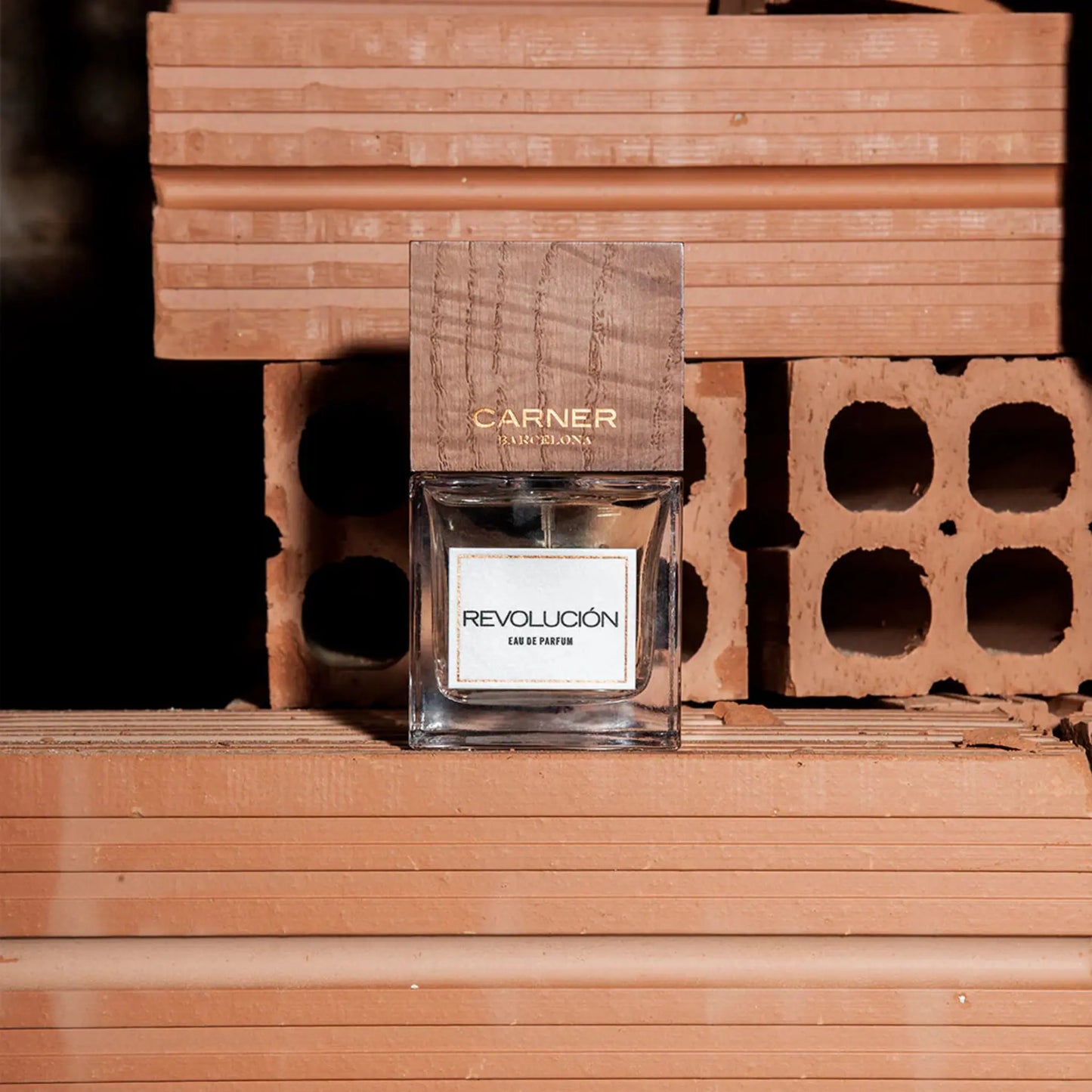 Eau de parfum Revolucion de Carner, fragrance cuirée et métallique rebelle avec ambretmusc