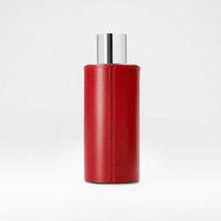 Extrait de parfum Rouge de La Bouche Rouge, flacon 100 ml en verre gainé de cuir rouge, avec ambretmusc et notes épicées bois exotiques.