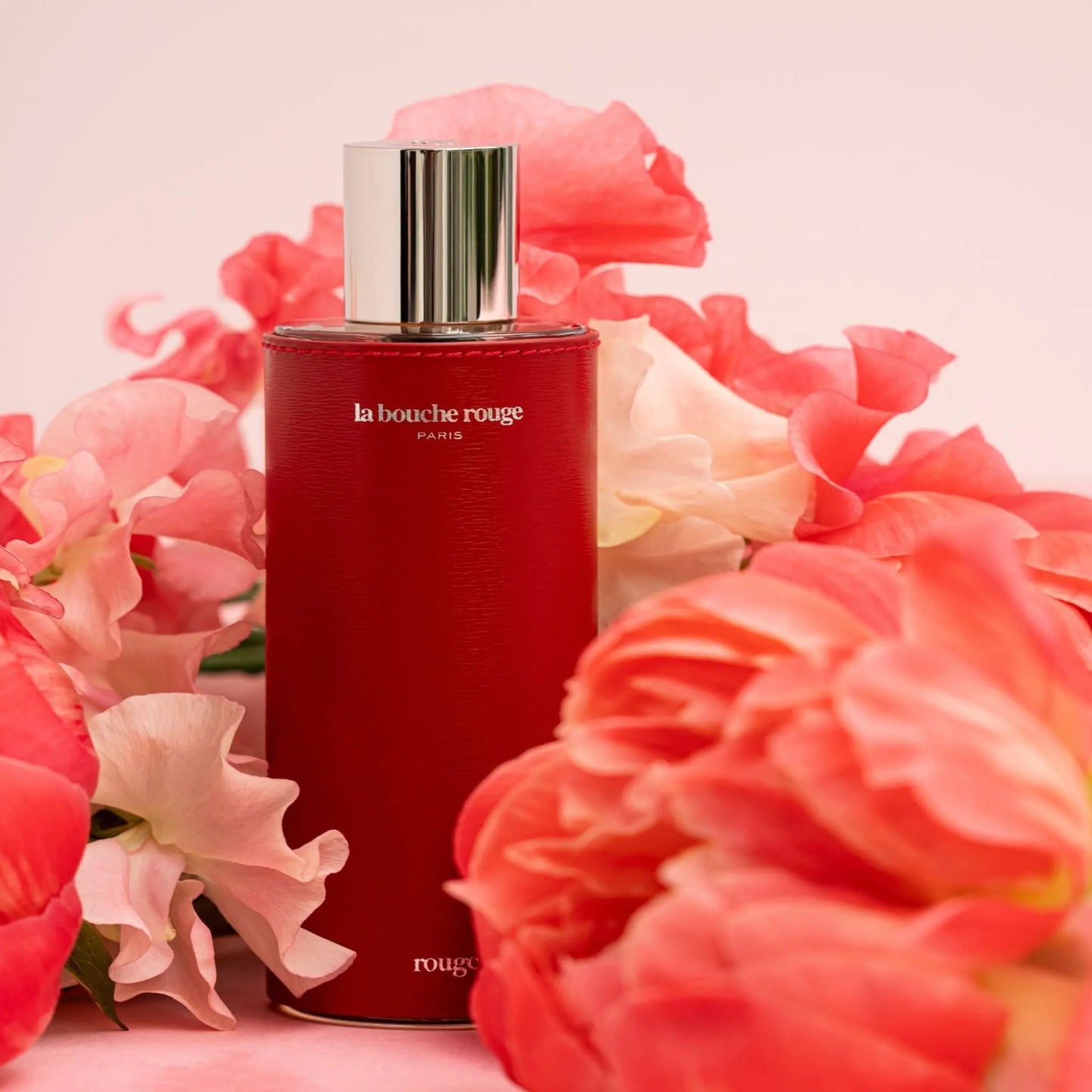 Extrait de parfum Rouge de La Bouche Rouge, flacon en verre 100 ml gainé de cuir rouge, collection ambretmusc