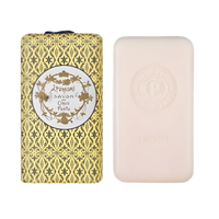 Savon solide Lavande de Claus Porto avec ambretmusc, formule riche pour nettoyer et hydrater la peau en douceur