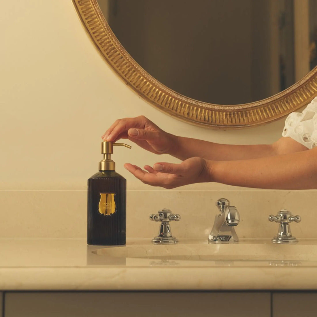 Savon liquide pour les mains VIXI de Trudon, senteur boisée ambretmusc avec notes de santal, sauge et jasmin, flacon rechargeable 350 ml
