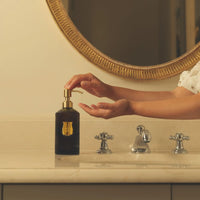 Savon liquide pour les mains VIXI de Trudon, senteur boisée ambretmusc avec notes de santal, sauge et jasmin, flacon rechargeable 350 ml