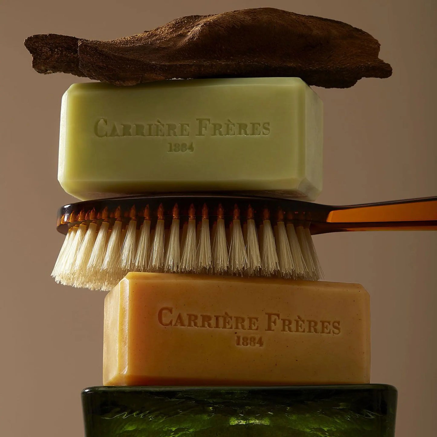 Savon solide Bosci de Carrière Frères, parfum boisé au cèdre et sapin argenté avec patchouli et bergamote, ambretmusc, fabrication artisanale française bio et vegan
