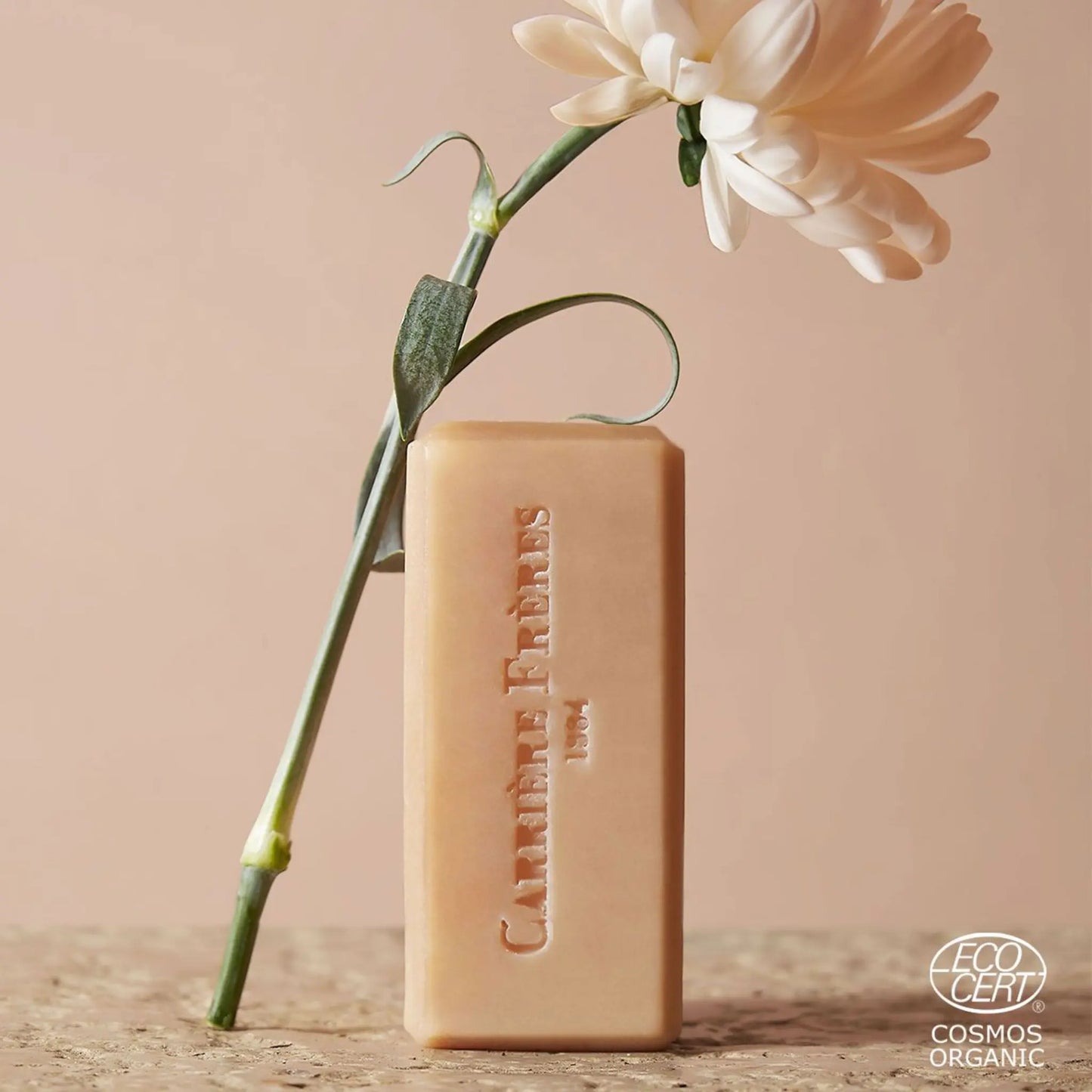 Savon solide Florae de Carrière Frères, vegan et bio, avec parfum floral et ambretmusc pour une fraîcheur printanière.