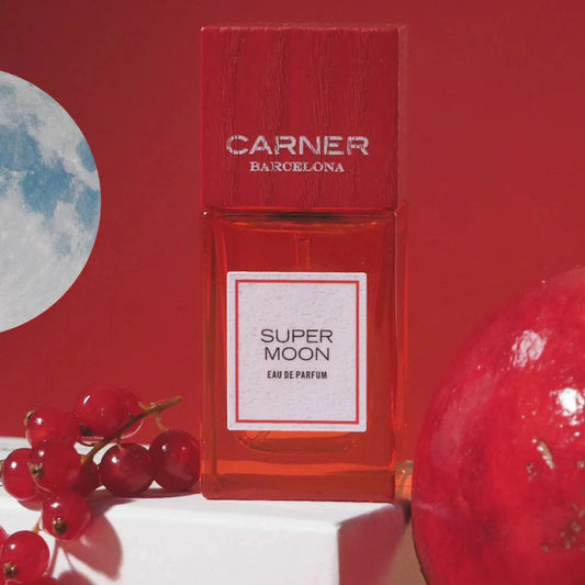Eau de parfum Super Moon de Carner, notes marines de bergamote, mandarine et algue avec jasmin et muguet, ambretmusc