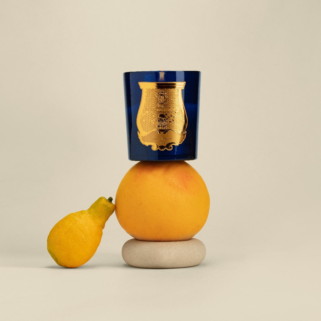 Trudon, classic scented candle Salta, Belles Matières Collection lifestyle with grapefruit | Trudon